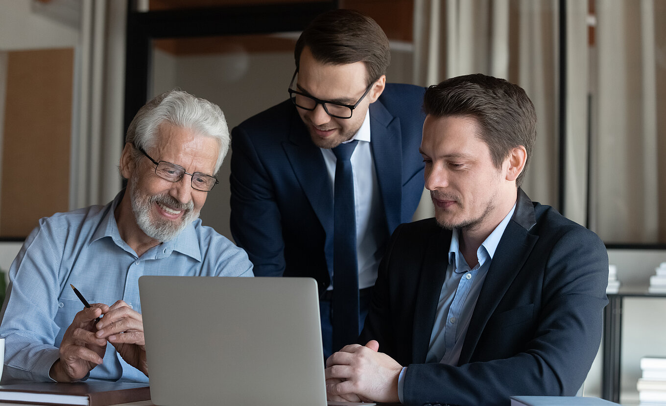 Besprechung drei Männer am Laptop